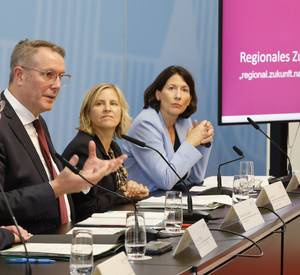 Innenminister Michael Ebling (l.), Ministerpräsident Alexander Schweitzer, Klimaschutzministerin Katrin Eder (2.v.r.) und Wirtschaftsministerin Daniela Schmitt bei der Pressekonferenz zum neuen Regionalen Zukunftsprogramm. 